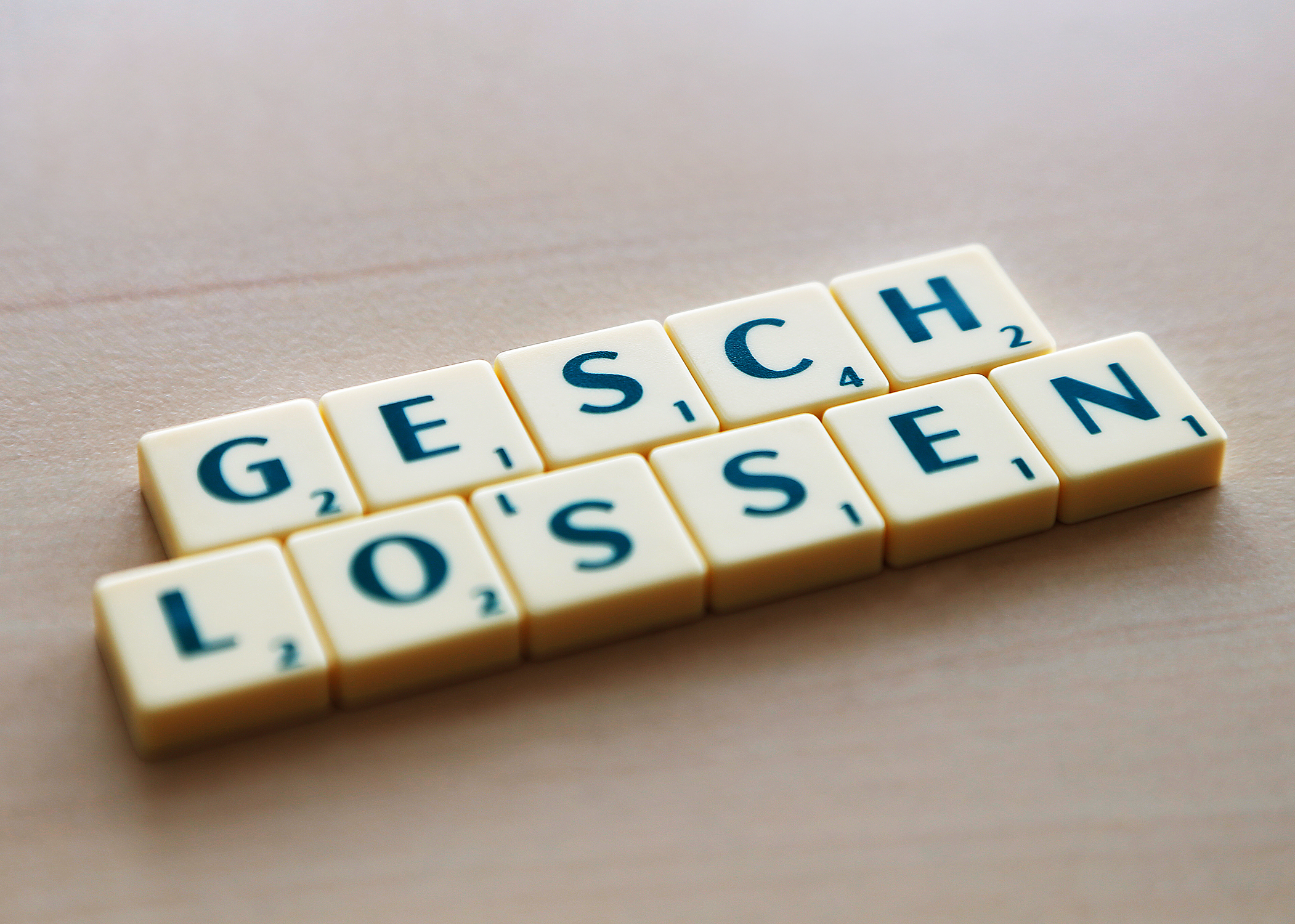 In Scrabble-Buchstaben steht geschlossen