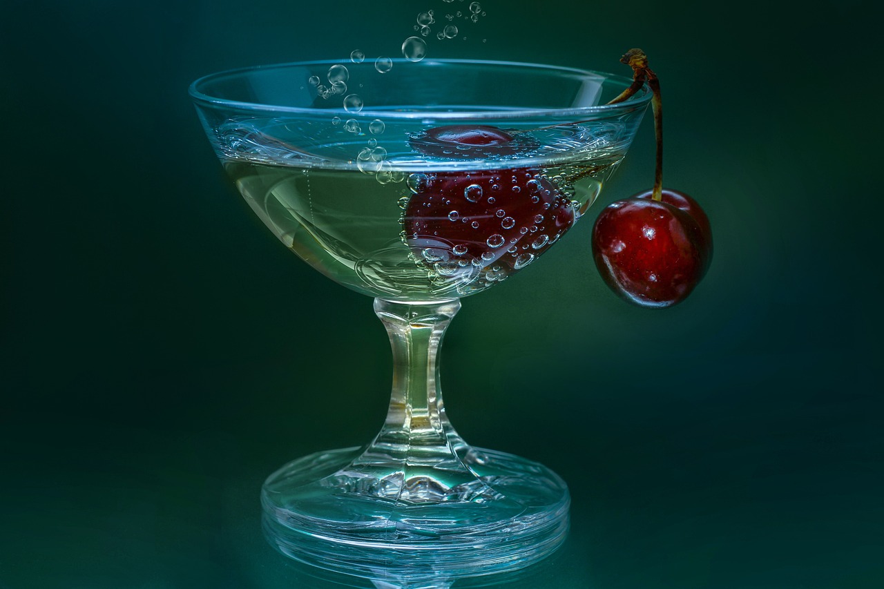 Cocktailglas mit Kirsche