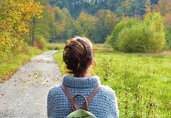 Frau von hinten geht spazieren