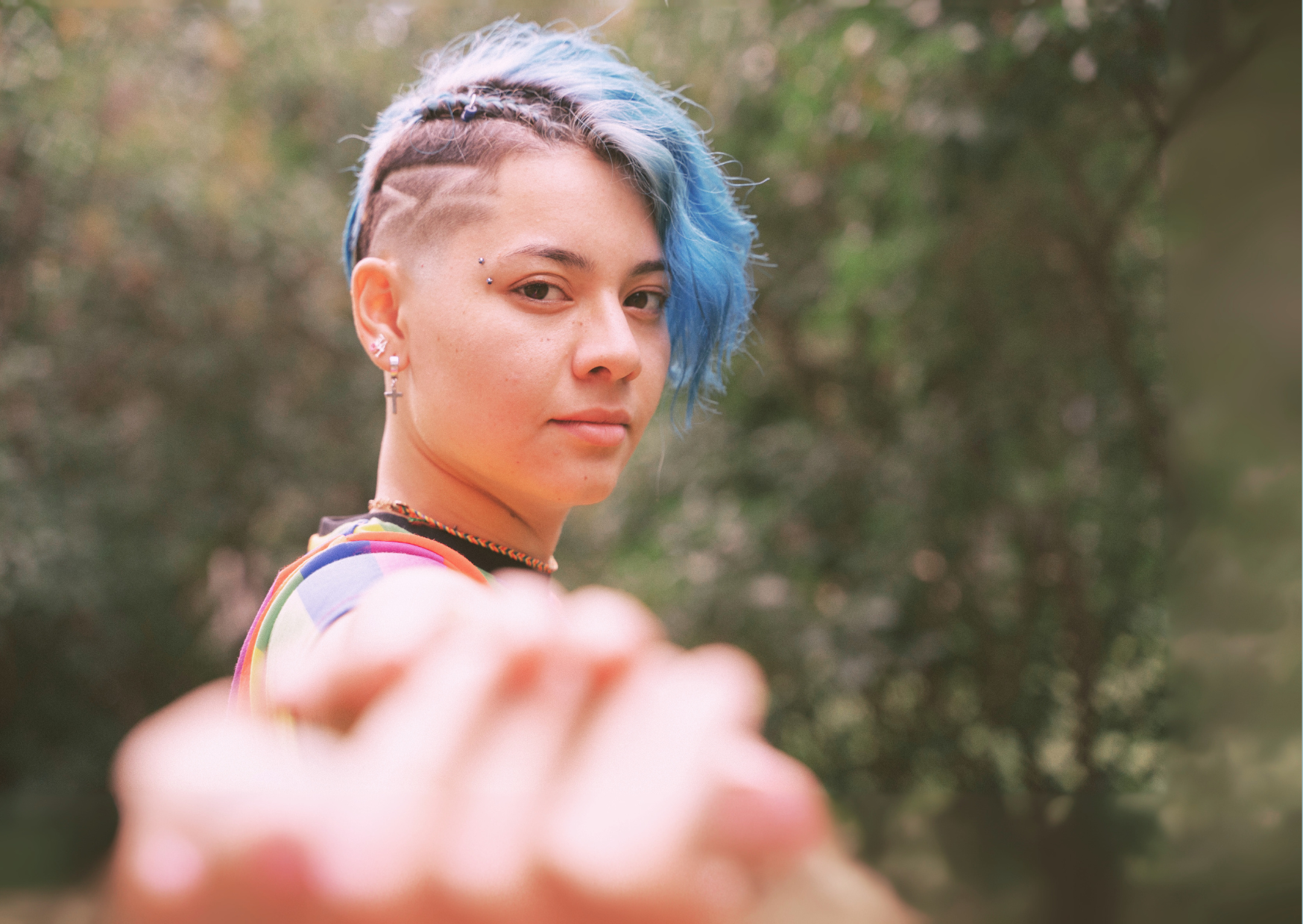 Junge Frau mit blau gefärbten Haaren