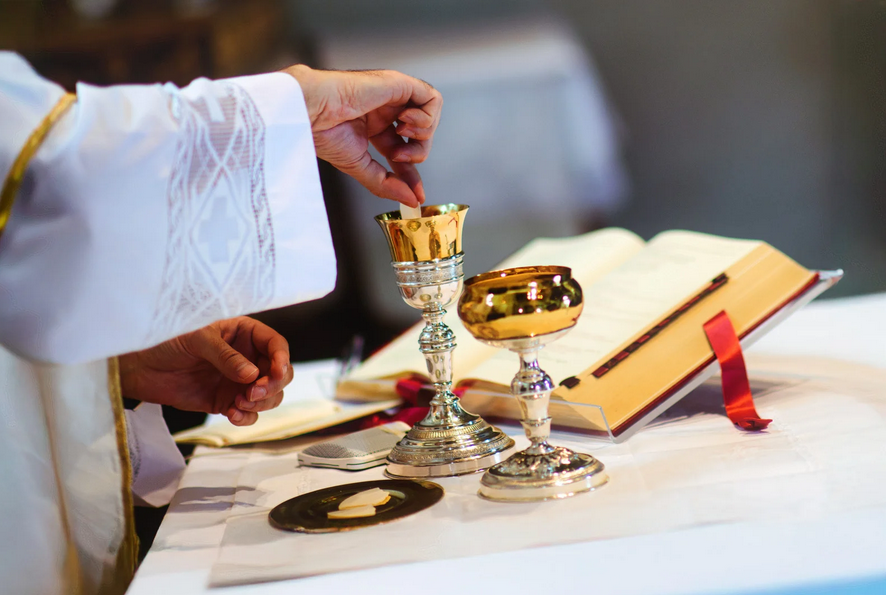Priester-am-Altar-mit-Wein