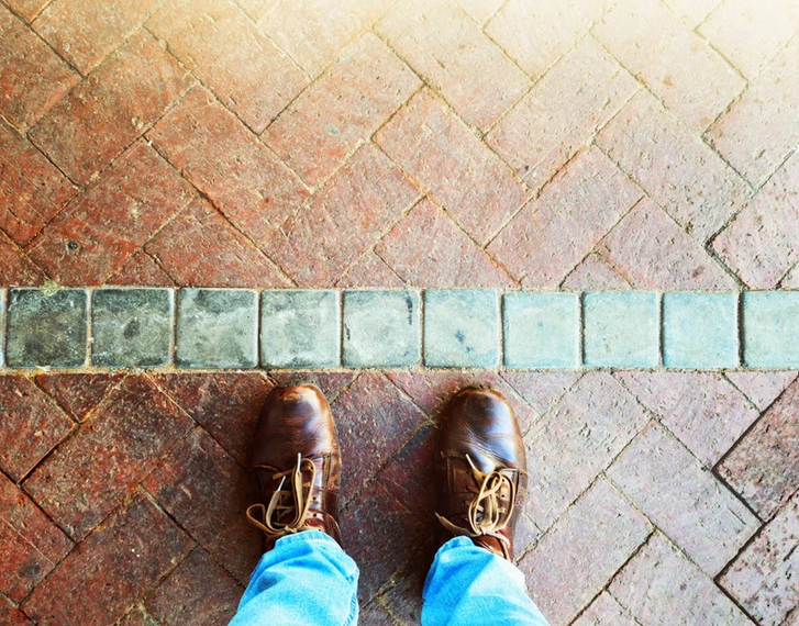 Schuhe auf Ziegelboden